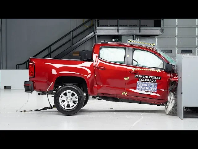 2019 chevrolet colorado crew cab passenger-side small overlap iihs crash test
